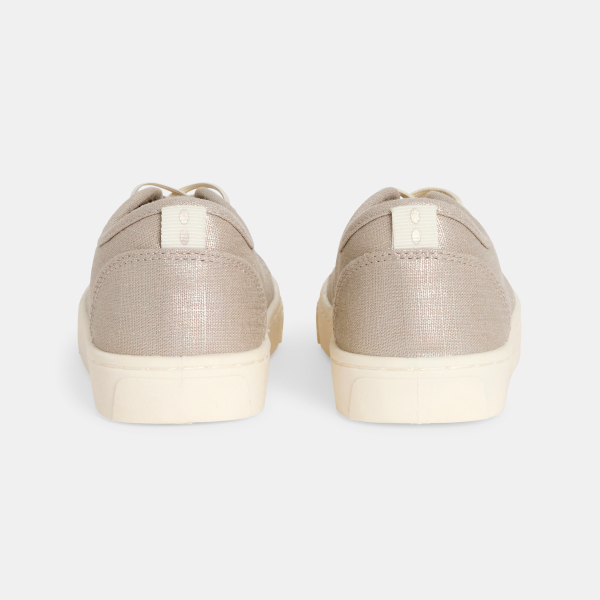 حذاء رياضي من القماش باللون الرمادي اللامع للفتيات